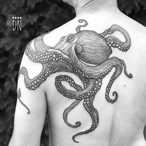 Best Back Tattoos, Tattoo Octopus, Octopus Tattoo Sleeve, Kraken Tattoo, Squid Tattoo, Small Back Tattoos, Cool Back Tattoos, Octopus Tattoo Design, Octopus Tattoos