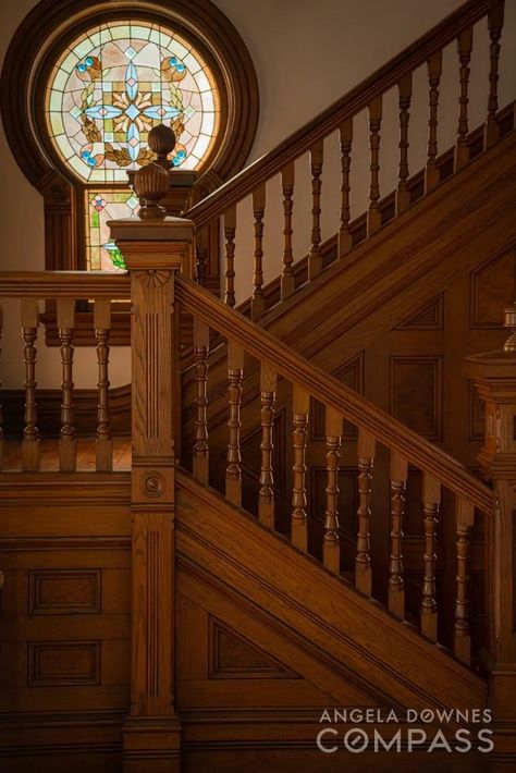 Victorian Banister, Understairs Toilet, Victorian Stairs, Victorian Staircase, Victorian House Interiors, Victorian Home Interior, Timber Staircase, Antique House, Ornate Furniture