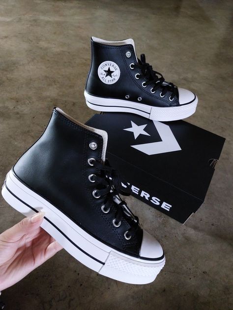 Converse Leather Black, Chuck Taylors Aesthetic, Outfits Con Zapatillas Converse, Black Leather Converse Outfit, Converse Chuck Taylor All Star Outfit, Leather Converse Outfit, Platform Leather Converse, Leather Platform Converse, Converse Leather Shoes