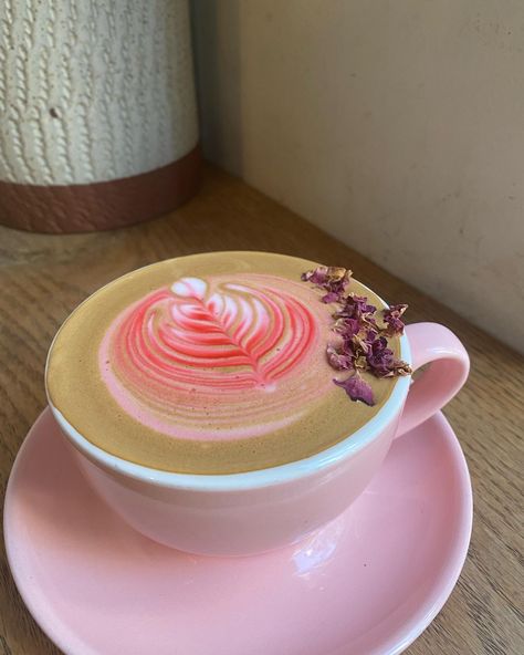 Chai Tea Latte Aesthetic, Pink Coffee Aesthetic, Pink Cappuccino, Latte Art Aesthetic, Latte Aesthetic, Picnic Date Food, Rose Latte, Pink Latte, Pretty Alcoholic Drinks