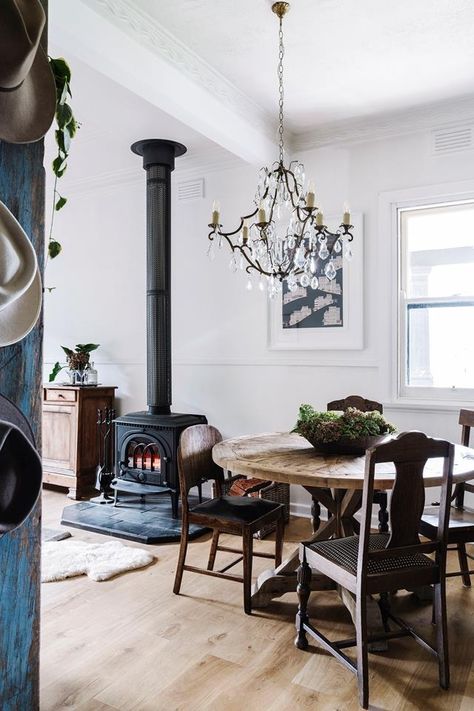 Australian Cottage, 1950s Farmhouse, Antique White Usa, Country Style Dining Room, Cottage Cozy, Restored Farmhouse, Country Style Kitchen, Old Farmhouse, Australian Homes