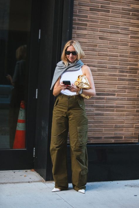 Cargo Pant Trend 2023, Dressed Up Cargo Pants, Cargo Pant Street Style, Cargo Pants Chic Outfit, Wide Leg Cargo Pants Outfit Winter, Green Cargo Pants Outfit Spring, Chic Cargo Pants Outfit, Green Denim Pants Outfit, Cargo Pants Outfit 2023