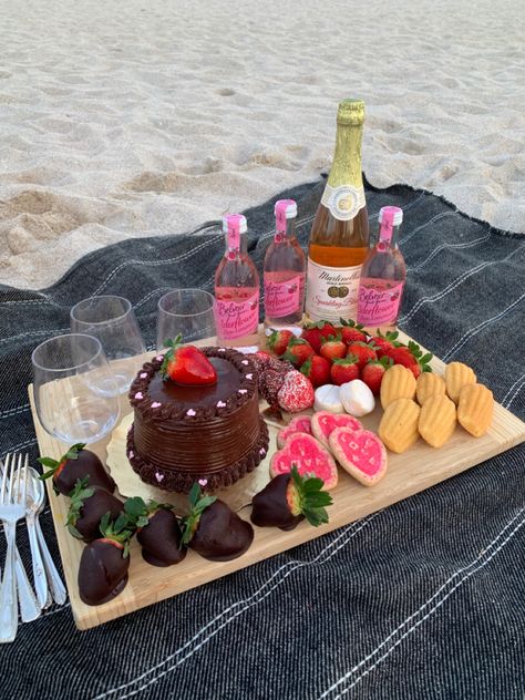 Picnic Ideas Aesthetic, Valentines Picnic, Picnic Date Food, Birthday Picnic, Picnic Inspiration, Picnic Birthday, Snack Table, Picnic Date, Picnic Food