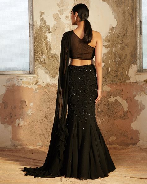 Blouse On Black Lehenga, Black Indian Outfits For Women, One Shoulder Indian Outfits, Skirt Top Indian Outfit, Black Indo Western Dress, Roka Outfits, One Shoulder Lehenga, Lengha Design, Painter Photography