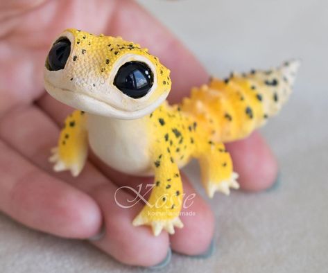 Gecko Clay Sculpture, Mini Animal Clay Sculpture, Cute Gecko, Tiny Creatures, Sculpture Art Clay, Cute Reptiles, Clay Diy Projects, Polymer Clay Animals, Cute Polymer Clay