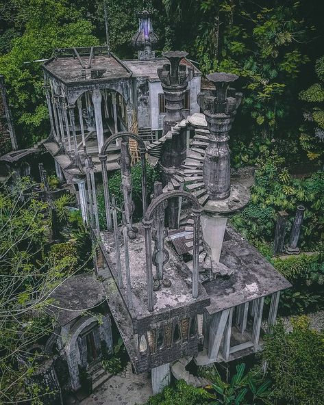 The Strange Story Of The Hidden Surreal Wonderland In The Middle Of The Jungle Abandoned Castles, Abandoned Mansions, Abandoned Buildings, Abandoned Houses, Magical Places, Beautiful Buildings, Pretty Places, Abandoned Places, In The Woods