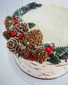 This Artist Creates Stunning Cakes You Would Rather Put On Your Windowsill Than In The Fridge Winter Torte, Christmas Cake Designs, Log Cake, Christmas Cake Decorations, Xmas Cake, Yule Log, Cupcake Ideas, Decorated Cakes, Christmas Cupcakes