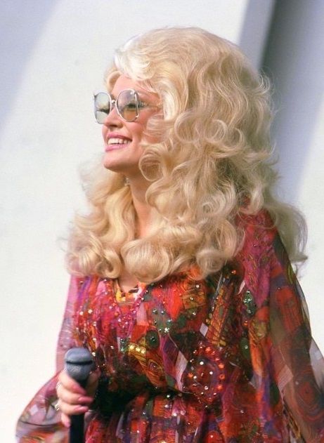 Dolly Parton Dolly Parton 1970s, Dolly Parton Shoes, Dolly Parton Hair Tutorial, Dolly Parton 1970, Dolly Parton Aesthetic Wallpaper, Dolly Parton 70s, Dolly Parton Drawing, Dolly Parton Wallpaper, Dolly Tattoo