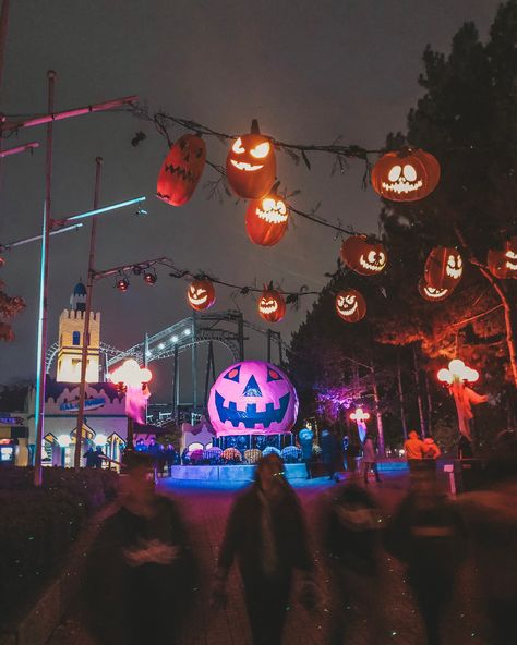 #canada #halloween #pumpkin #jackolantern #halloweentown #wonderland #haunted #fall #photography #october #spooky Halloween Haunt Canadas Wonderland, Downtown Halloween, Trick Or Treating Aesthetic, Jackolantern Ideas, Nyc Halloween, Wonderland Halloween, Halloween Aesthetics, Halloween Attractions, Halloween City