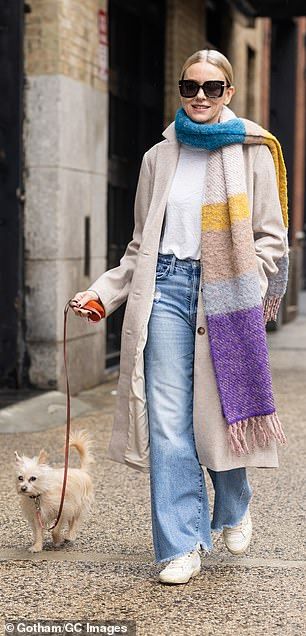 Naomi Watts dons large colorful scarf to walk her rescue dog Izzy in NYC... after chatting about her 150lb canine co-star in upcoming film The Friend | Daily Mail Online Naomi Watts Outfits, New York January, Jackie O Style, Milo Ventimiglia, How To Wear A Scarf, Celebrity Sightings, Shirt Tucked In, Naomi Watts, Colorful Scarf