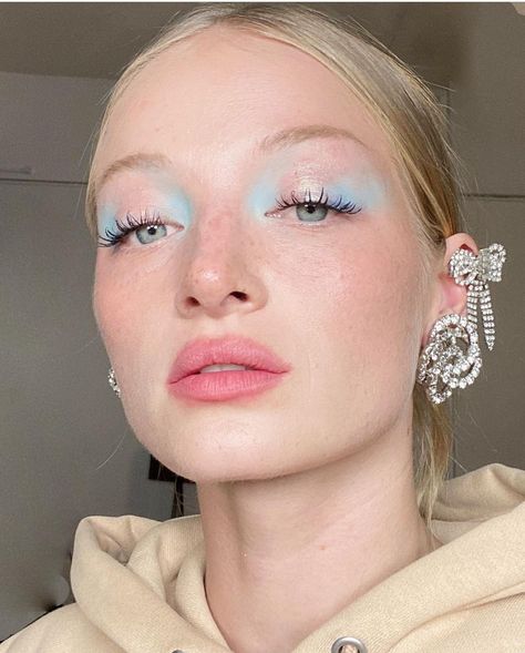 Make Up Trend, Coachella Makeup, Hydrating Concealer, Chic Makeup, Baby Blues, Clown Makeup, Instagram Baby, Daily Makeup, Blue Makeup