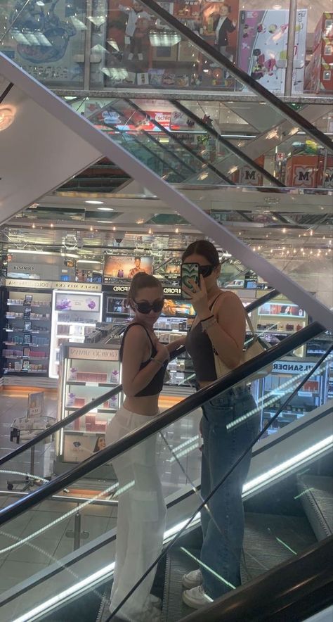 Birthday Shopping Aesthetic, Shopping At Mall Aesthetic, Shopping Best Friend Pictures, Cute Shopping Aesthetic, Besties Shopping Aesthetic, Summer Aesthetic Shopping, City Shopping Aesthetic, Shopping Summer Aesthetic, Nyc Shops Aesthetic