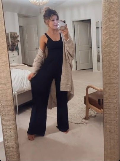 Business Casual Loungewear, Edgy Work From Home Outfits, Parisian Loungewear, Black Wide Leg Lounge Pants Outfit, Sunday Lounge Outfit, Black Loungewear Outfits, Loungewear 2023, Edgy Loungewear, Lounge Wear Outfits Stylish