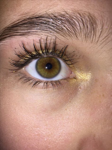 #makeup #goldeyliner #gold #eylashes Golden Green Eyes, Aesthetic Hazel Eyes, Light Hazel Eyes Aesthetic, Green Hazel Eyes Aesthetic, Golden Amber Eyes Aesthetic, Pretty Eyes Color, 2000s Makeup Looks, Hazel Green Eyes, Hazel Eye Makeup