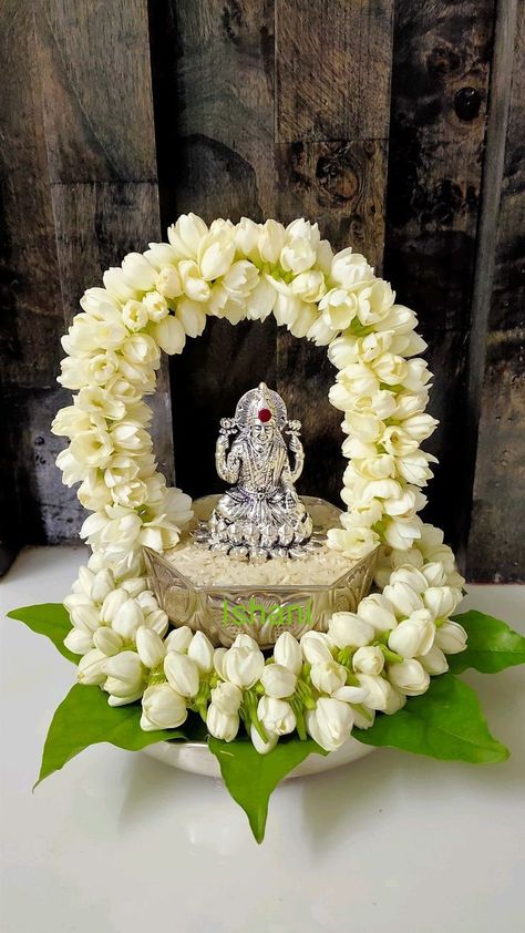 Pooja Room Flower Decoration, Mandir Flower Decoration, Puja Flower Decoration, Uruli Decoration, Flower Decoration For Pooja, Varamahalakshmi Decoration Ideas, Pooja Room Decoration Ideas, Devi Rangoli, Varalakshmi Pooja Decoration