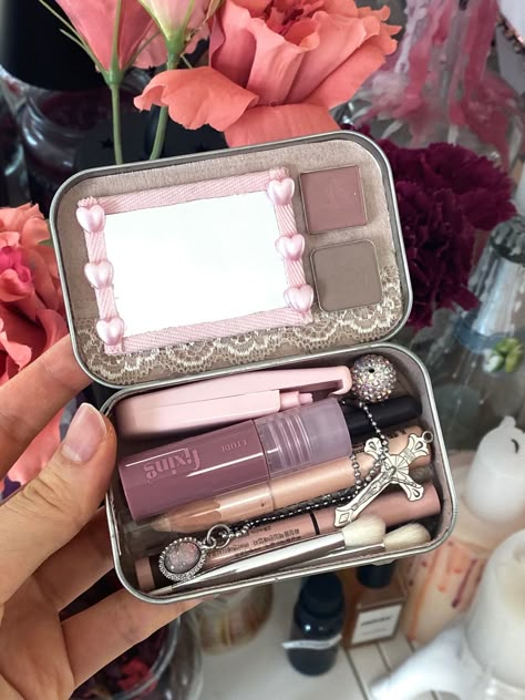 Altoid Makeup Kit, Cute Makeup Kit, Altoids Makeup Tin, Emergency Makeup Kit, Diy Altoid Wallet, Tin Makeup Kit, Pink Altoids Wallet, Altoid Tin Makeup Kit, Altoid Wallet Aesthetic