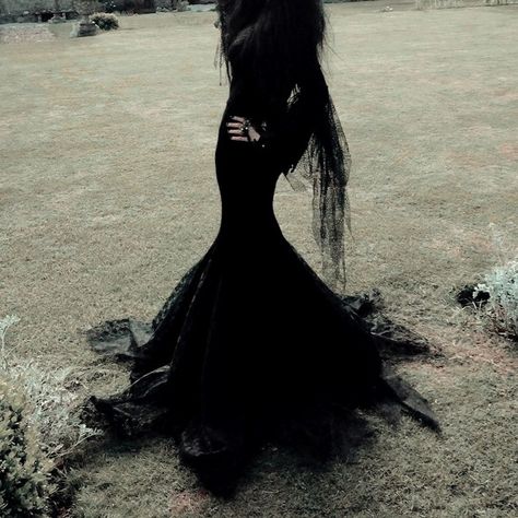 Modern Morticia Addams Aesthetic, Black Villain Dress, Morticia Aesthetic Outfit, Morticia Addams Wedding Dress, Morticia Aesthetic, Morticia Addams Aesthetic, Begoth Dolls, Vampire Photoshoot, Romantic Goth Outfits