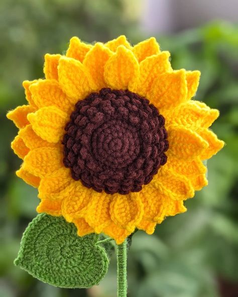 Crochet sunflower 🌻 Forever sunflower for your sunshine! 😍 Perfect for adding a touch of elegance to your space. Here are 5 creative ways you can use this beautiful piece: 1. Vase Display: Place it in a vase alone or with other flowers for a striking arrangement. 2. Gift : Make your presents extra special with a unique and reusable flower. 3. Table Centerpiece: Add a touch of handmade beauty to your dining or coffee table. 4. Event Decor: Perfect for adding a touch of handmade elegance to w... Sunflower Crochet Pattern, Crocheted Sunflower, Sunflower Crochet, Crochet 101, Space Pattern, Vase Display, Floral Work, Crochet Sunflower, Crochet Fashion Patterns