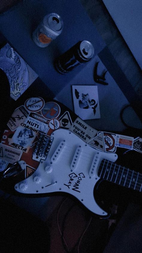 bedroom pop Blue Guitar Wallpaper, Blue Rock Aesthetic, Electric Guitar Aesthetic Wallpaper, Guitar Aesthetic Wallpaper, Electric Guitar Wallpaper, Electric Guitar Aesthetic, Aesthetic Rock, Blue Electric Guitar, Grunge Pictures