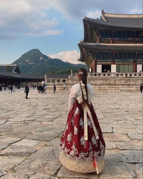 Korea Hanbok Aesthetic, Gyeongbokgung Palace Hanbok, South Korea Outfit Aesthetic, Gyeongbokgung Palace Aesthetic, Korean Hanbok Aesthetic, Hanbok Palace, Seoul Photo Ideas, South Korea Palace, Korea Trip Aesthetic