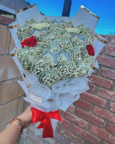 $1000 Flat Money Bouquet 💵🤍 First money bouquet ever! 🌹 Bouquet Money, Luxury Flower Bouquets, Wide Eyes, Money Bouquet, Financially Free, Flower Bouquets, Neutral Colors, Diy Gifts, Flowers Bouquet