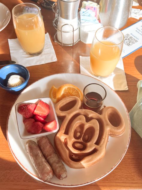 Disney Breakfast Ideas, Disney Waffles, Breakfast Strawberries, Disney Breakfast, Mickey Waffle, Disney Movie Night Food, Best Disneyland Food, Disneyland Snacks, Mickey Waffles