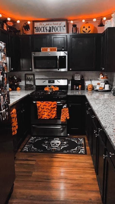 Casa Rock, Gothic Homes, Halloween Kitchen Decor, Halloween Decor Diy, Halloween Bedroom, Halloween Room Decor, Diy Halloween Decor, Dark Home Decor, Goth Home