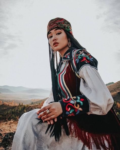 Pro Create, Digital Dress, Turkish Culture, Creative Photography Techniques, Poses References, Folk Costume, Amazing People, Central Asia, Traditional Clothing