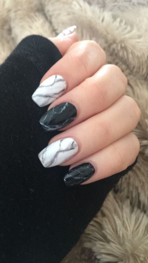 Black and white marble nails Nail Art Blanc, Marbled Nails, Marble Acrylic Nails, Nail Art Halloween, Marble Nail Designs, Nails Yellow, Marble Nail Art, Winter Nails Acrylic, White Makeup