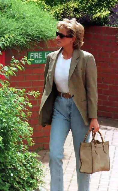 Diana in street style. Princess Diana Fashion, Princess Diana Photos, Princes Diana, Diana Fashion, Lady Diana Spencer, Diana Spencer, Princesa Diana, Lady Diana, Royal Fashion