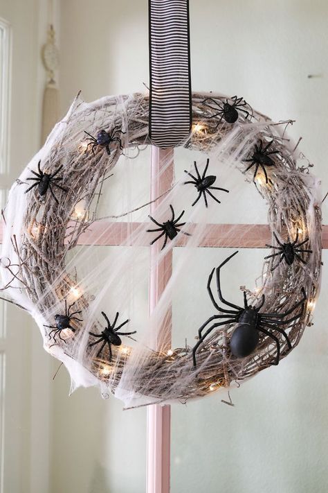 Porta Halloween, Scary Halloween Wreath, Exterior Flooring, Ceiling Door, Table Halloween, Halloween Front Doors, Easy Diy Costumes, Casa Halloween, Diy Halloween Wreath