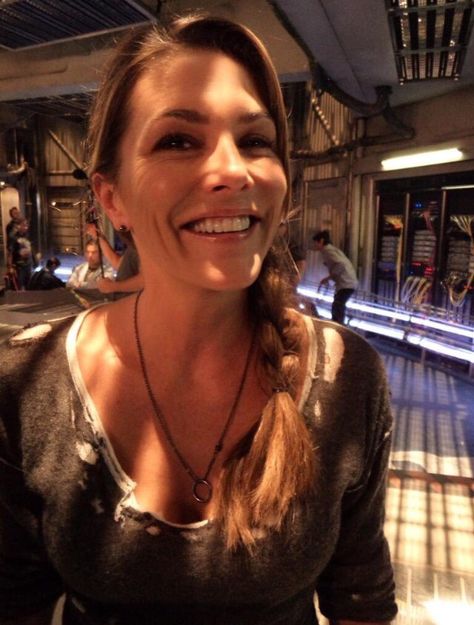 On set #paigeturco #abbygriffin #the100 #kabby #griffin #skykru Abby Griffin, Marcus Kane, Paige Turco, The 100 Cast, Us Actress, The 100 Show, Tahereh Mafi, Shatter Me Series, Chicago Med