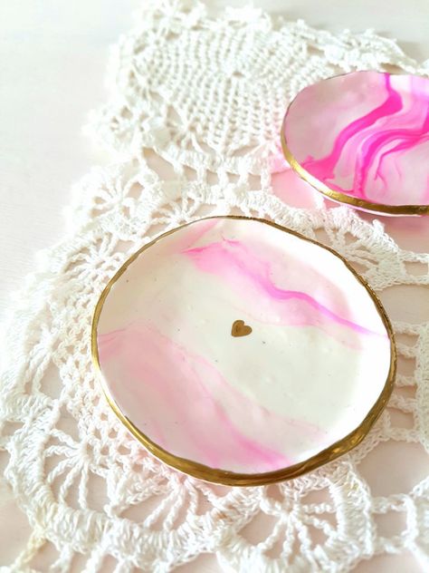 Polymer Clay Trinket Dish Diy, Air Dry Clay Jewelry Tray, Diy Clay Jewelry Dish, Jewelry Dish Diy, Diy Trinket Dish, Jewelry Tray Clay, Diy Jewelry Dish, Clay Jewelry Tray, Diy Clay Jewelry