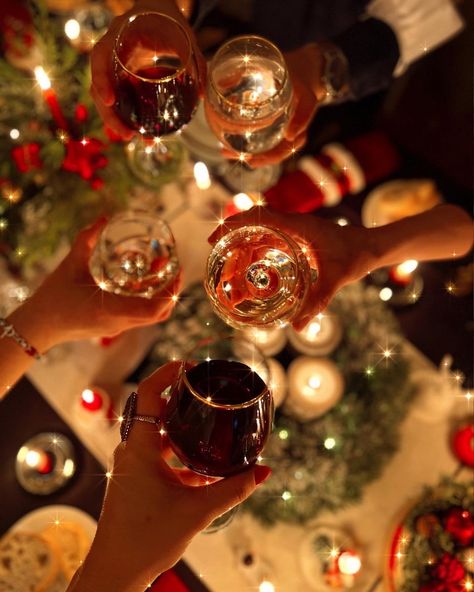 Christmas Cocktails Photography, Christmas Wine Aesthetic, Christmas Party Photoshoot, Christmas Dinner Aesthetic, Christmas Party Photography, Wine Pics, Holiday Dinner Table, Wine Christmas, Christmas Dinner Table