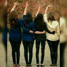 Friendship goals 😘😘 Friendship Poses Photo Shoots, Friendship Pictures Group, Group Dps For Friends, Friends Forever Pictures, Hidden Face Dp, Group Photo Poses, Group Picture Poses, Friendship Photography, Sisters Photoshoot Poses