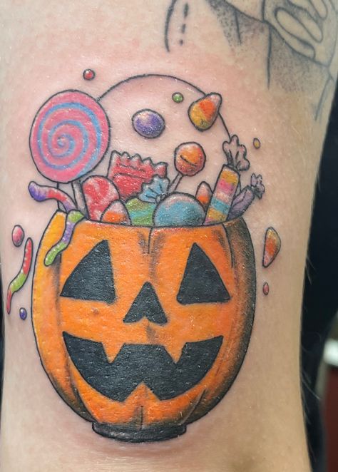 jackolantern tattoo with candy! Candy Crush Tattoo, Bucket Tattoo, Halloween Pumpkin Tattoo, Jackolantern Tattoo, Halloween Tattoo Ideas, Candy Tattoo, Tattoo Halloween, Bubble Drawing, Pumpkin Tattoo