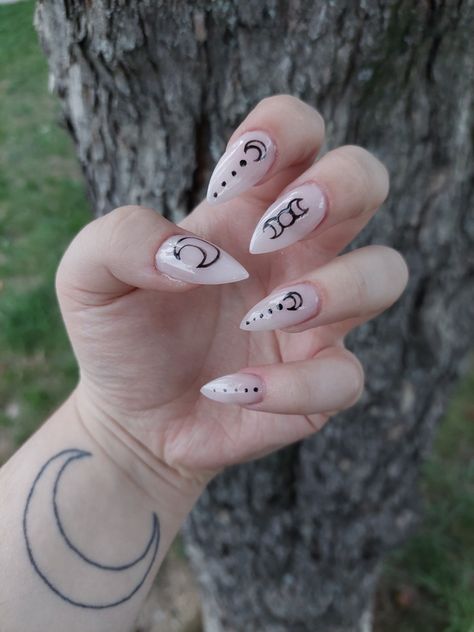 natural colored gel stiletto nails with black outline moons witch wicca emblems triple goddess full crescent moon dots spiritual astrology stars Triple Moon Nail Art, Neutral Witchy Nails, Triple Moon Nails, White Witch Nails, Simple Moon Nails, Moon Themed Nails, Moon Nails Art, Moon Phase Nails, Witchy Nails Almond