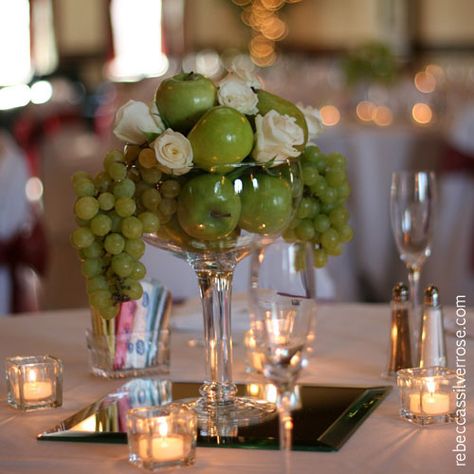 Table setting of green apples and green grapes Grapes Decoration Wedding, Centerpieces Non Floral, Fruit Centrepiece, Wine Table Decor, Roses Centerpiece, Lily Centerpieces, Non Floral Centerpieces, Rose Centerpiece, Grape Decor