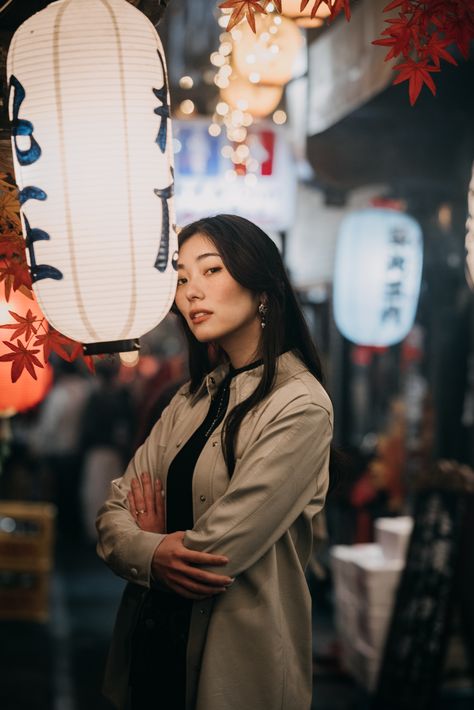 Tokyo Urban Portraits At Omoide Yokocho in Shinjuku, Japan Night In Tokyo Aesthetic, Japan Portrait Photography, Travel Portrait Photography, Travel Posing Ideas, Japanese Fashion Photography, China Town Photoshoot, Japan Photoshoot Ideas, Travel Photoshoot Ideas, Tokyo Photoshoot Ideas