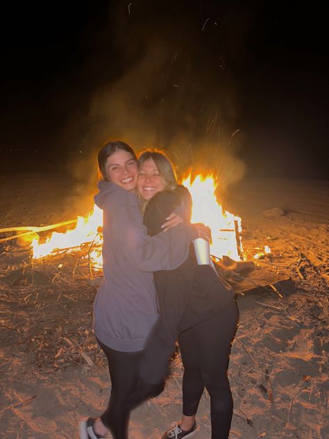 Campfire Pictures Friends, Fire Pit Photoshoot Ideas, Bon Fire Pictures, Fire Pit Aesthetic Friends, Bonfire With Friends Aesthetic, Bonfire Picture Ideas, Country Friends Aesthetic, Fire Pit Photoshoot, Country Instagram Pictures