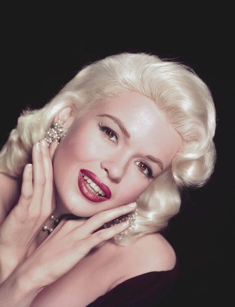 23 Ancient Contouring Photos That Prove The Kardashians Didn't Invent This Trend — PHOTOS The Incredible True Story, Jayne Mansfield, Strange Photos, Hollywood Icons, Hollywood Legends, Weird Stories, Blonde Bombshell, Jolie Photo, Golden Age Of Hollywood