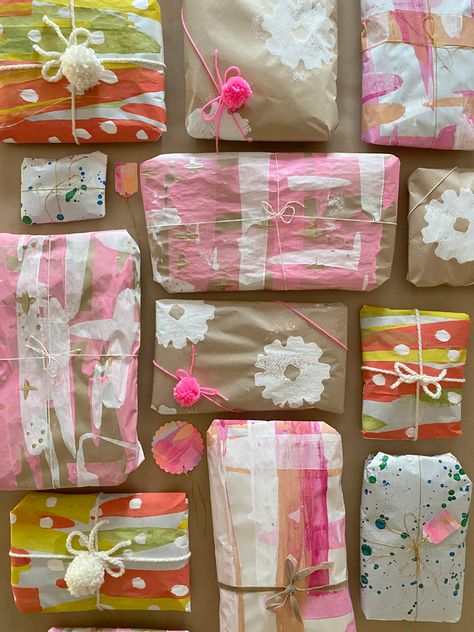 Make your own wrapping paper with butcher paper and tempera paint or watercolors! It's quick and easy and so gorgeous. Make Your Own Wrapping Paper, Cardboard Easel, Homemade Puffy Paint, Recycled Material Art, Diy Wrapping Paper, Diy Wrapping, Painted Wallpaper, Anniversaire Diy, Bird Nests