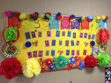 Fiesta themed bulletin board 5 De Mayo Bulletin Board Ideas, Door Classroom Ideas, Hispanic Heritage Month Bulletin Board, Door Classroom, Hispanic Heritage Month Activities, Kindergarten Bulletin Boards, Class Bulletin Boards, Bulletin Boards Theme, Mexico Christmas