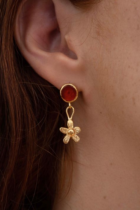 Red carnelian gold earrings w dangle flower charm hand made, Green aventurine statement floral earrings, Silver modern flower drop earrings A beautiful and romantic pair of floral charm earrings, combined of a circle gemstone stud earring and a hand made flower dangle charm. These are are the perfect mix of whimsical and elegance, and are very comfy to wear. Available in sterling silver, gold plated brass, 14k yellow gold and 14k white gold. For the green aventurine version: ✔ Nickel Free ✔ Pack Earrings With Gemstones, Dangling Gold Earrings, Cute Flower Jewelry, Red Dangle Earrings, Hoop Earrings Indian, Beautiful Jewelry Earrings, Fantasy Earrings, Carnelian Earrings, Engagement Earrings