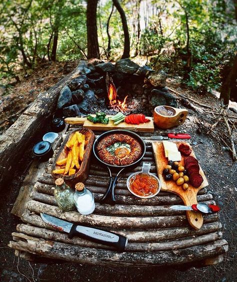 Camping Aesthetic, Campfire Food, Bushcraft Camping, Fire Cooking, Campfire Cooking, Camp Cooking, Food Goals, Camping Food, A Picnic