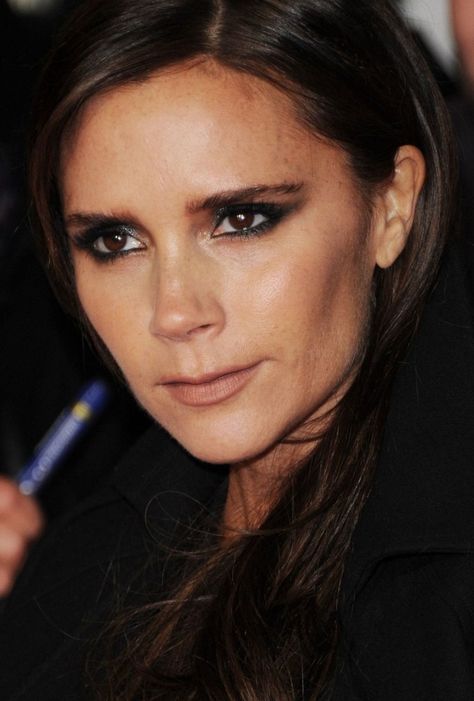 victoria beckham smoky eye Posh Spice Makeup, Victoria Beckham Makeup, Victoria Beckham Short Hair, Victoria Beckham Hair, Short Hair Back, Dark Eye Makeup, Victoria Beckham Outfits, Victoria Beckham Style, Posh Spice