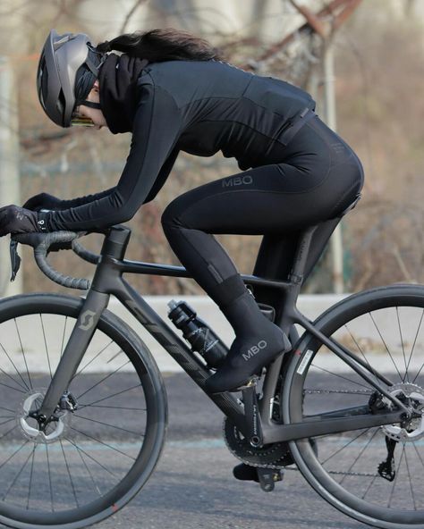 Outdoor Cycling Aesthetic, Womens Biking Outfit, Cyclist Outfit, Cycling Legs, Women Bike, Black Bicycle, Urban Cycling, Endurance Workout, Biking Outfit