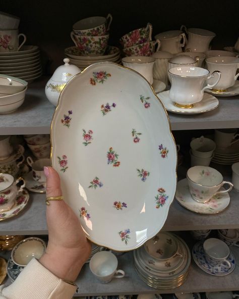 Vintage plate with flowers Plates Aesthetic, Crockery Design, Plates And Cups, Kitchen Set Up, Vintage Crockery, Antique Dishes, Pretty Plates, Plate Decor, Antique Plates