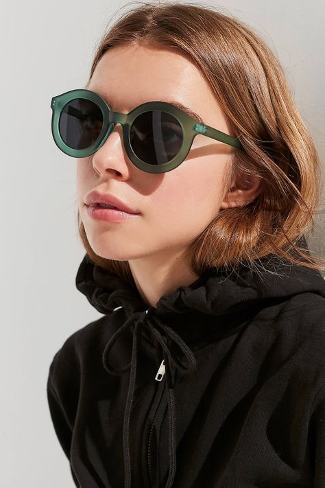 Trend Sunglasses, Urban Outfitters Sunglasses, Glasses Fashion Women, Green Sunglasses, Boho Fashion Summer, Red Sunglasses, Stylish Glasses, Summer Sunglasses, Trending Sunglasses