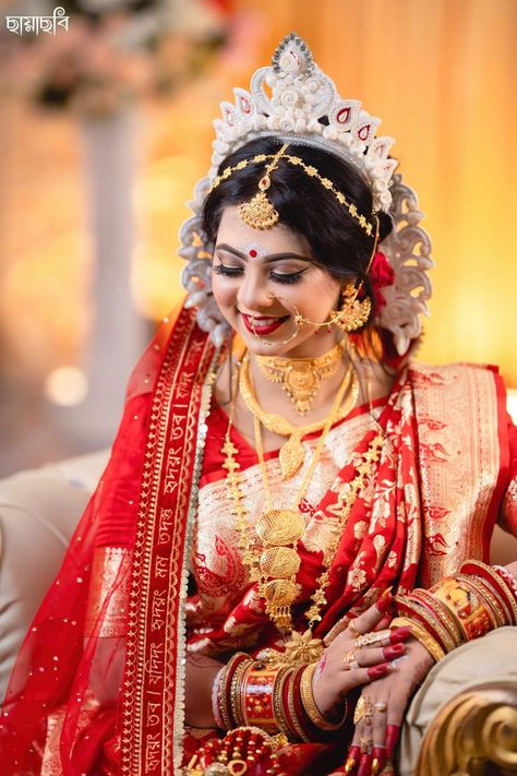 Bride Bengali, Bridal Chunni, Bengali Marriage, Kolkata Wedding, Hindu Women, Islamic Story, Makup Looks, Indian Bride Makeup, Indian Wedding Poses